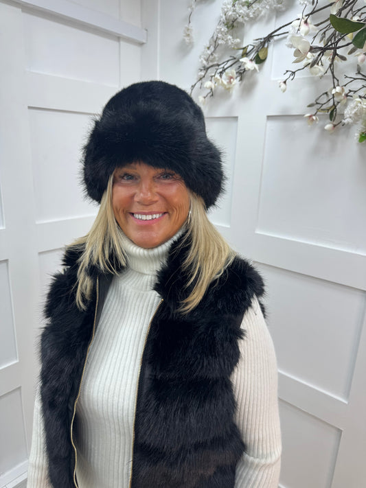 Finley: Black faux fur trim bucket hat. Free size