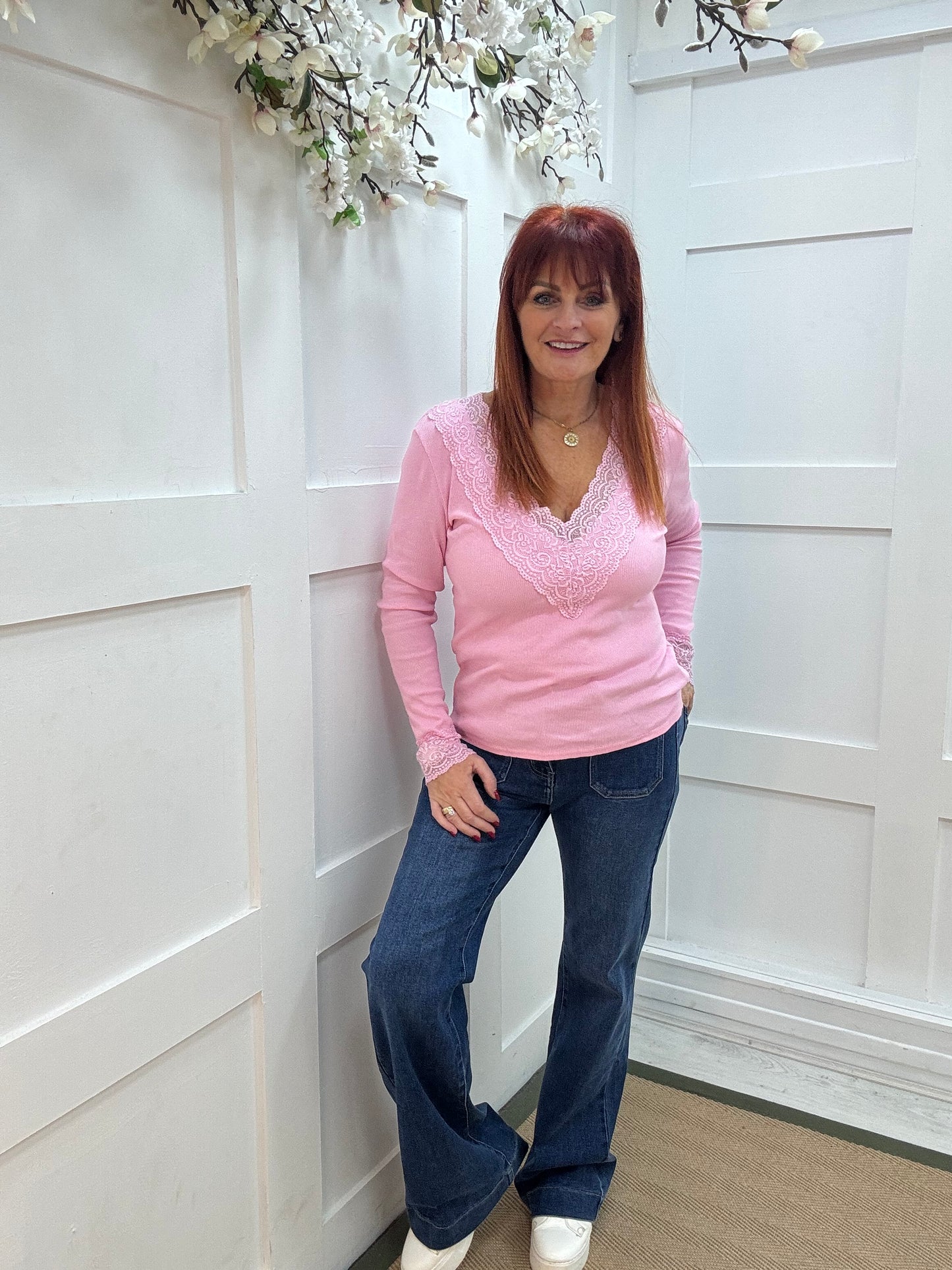 Leonie: Pink V neck lace ribbed top. One Sz: 12-16