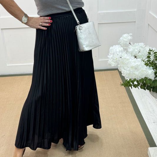 Hallie: Black pleated maxi skirt. One size: 10-16