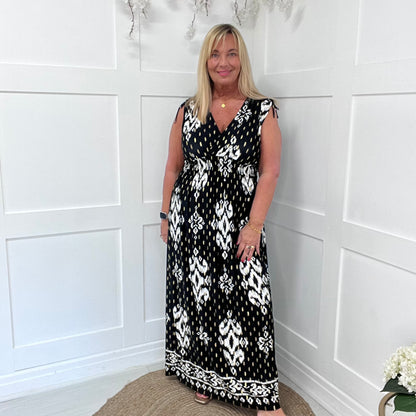Orla: Stretchy sleeveless black & white maxi dress. One size 12-20