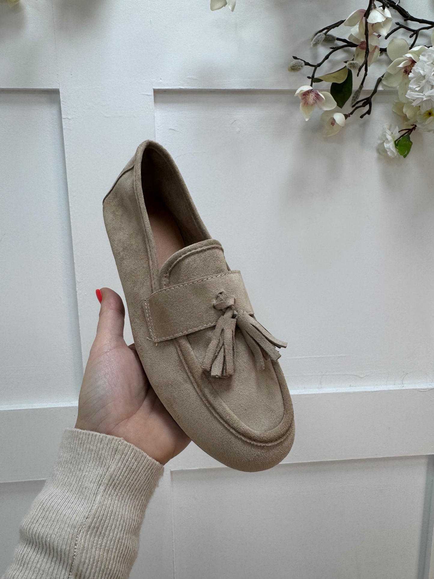 Lula: Beige suedette loafer. Sizes: 3-8
