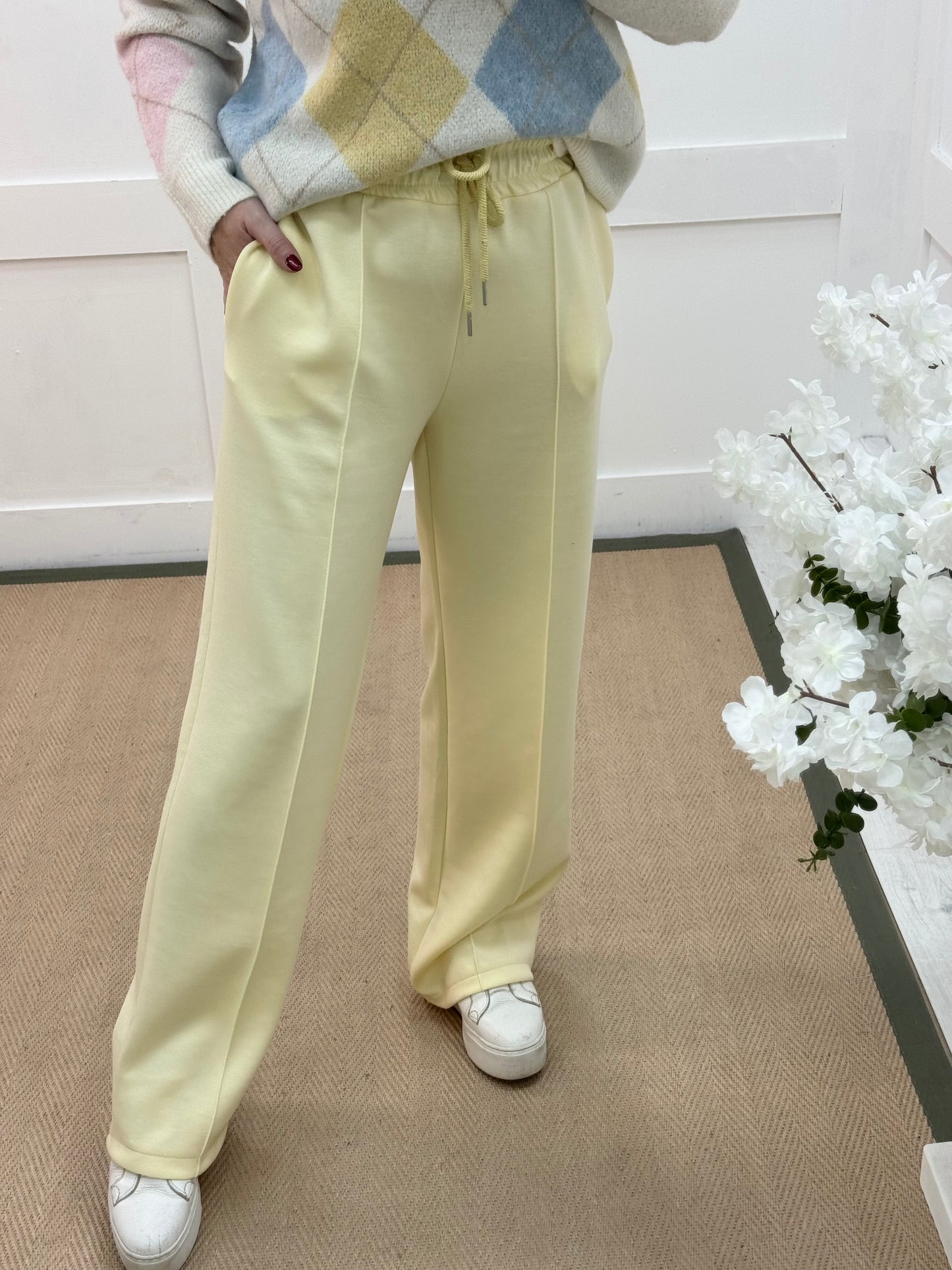Trudy: Lemon stretchy wide leg pocket trousers. One size: 10-16