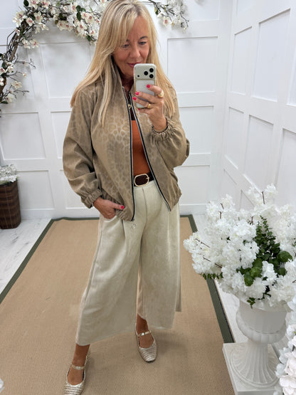 Danica: Stretchy 3/4 wide leg belted trousers. One size: 10-16. 3 colours