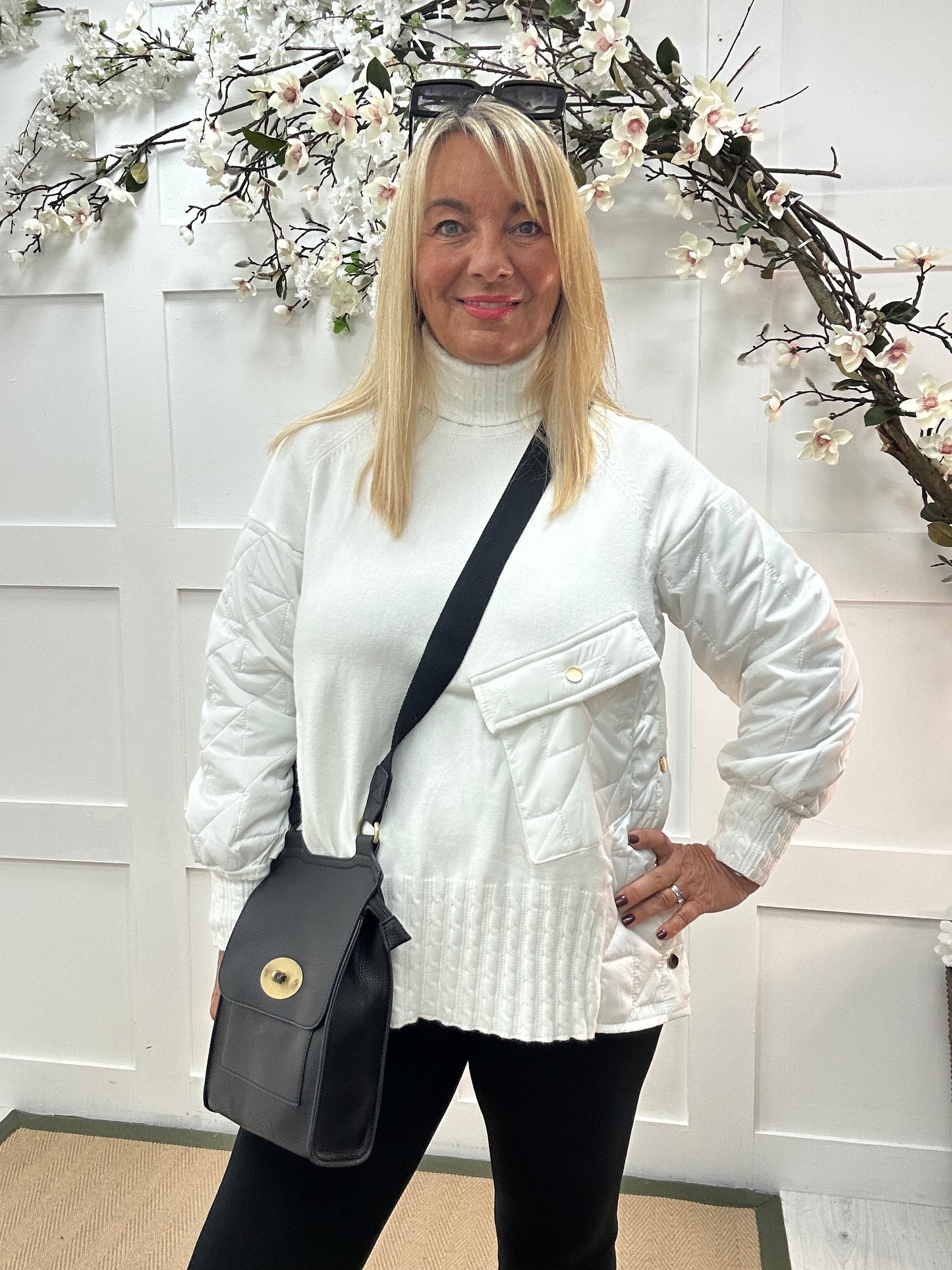 Harlo: White quilted sleeve neck top. One Sz: 12-18