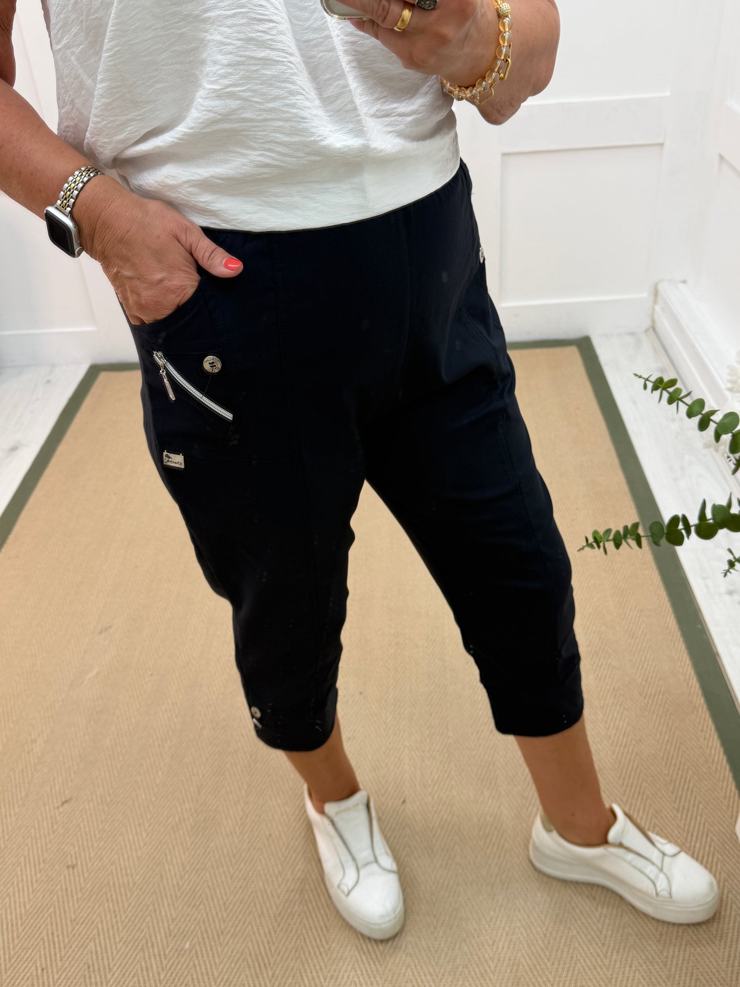 CJ: Stretchy magic capri trousers with zips. 5 Sizes: 10-18