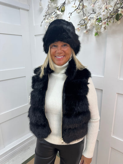 Finley: Black faux fur trim bucket hat. Free size