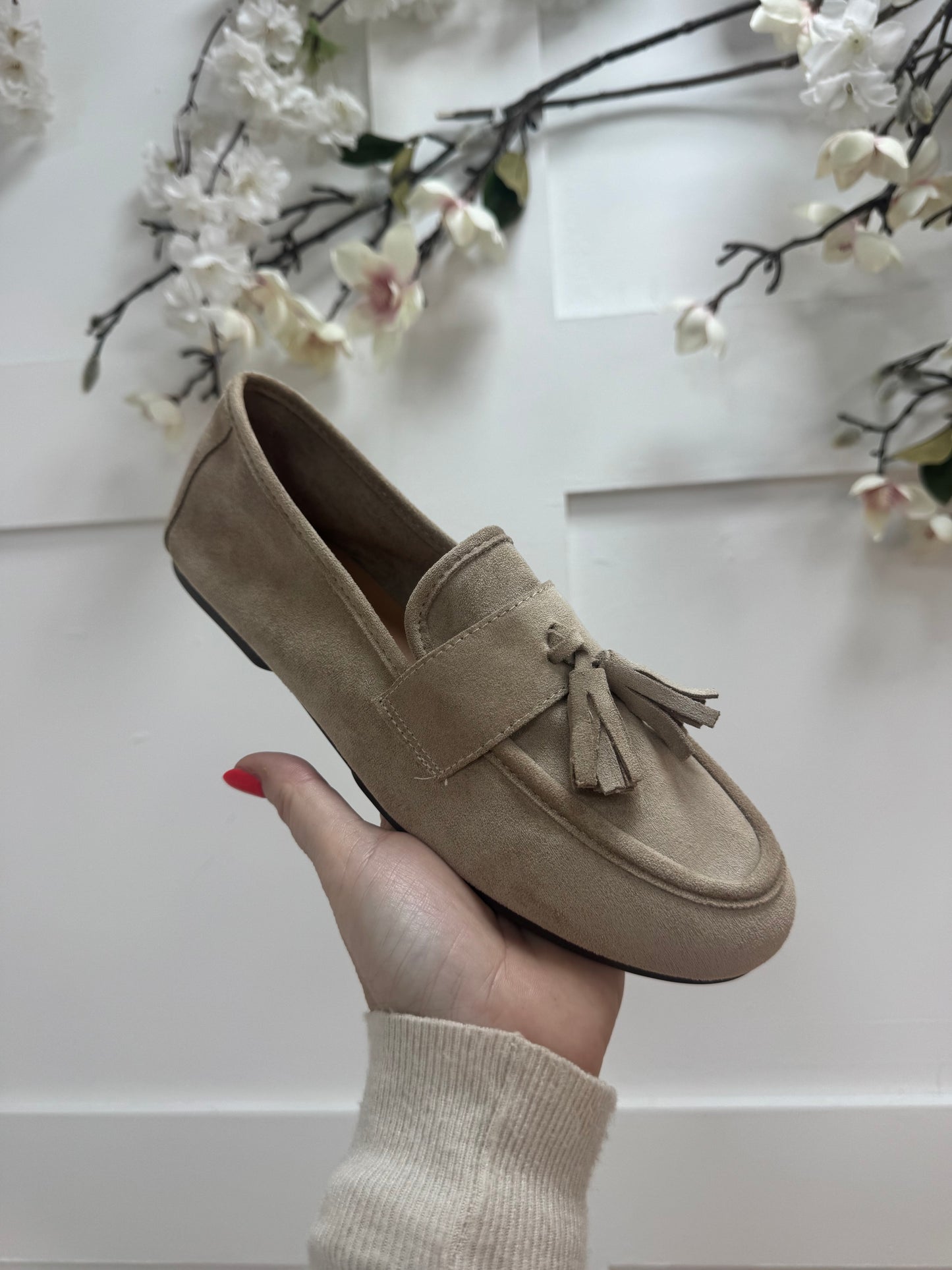 Lula: Beige suedette loafer. Sizes: 3-8