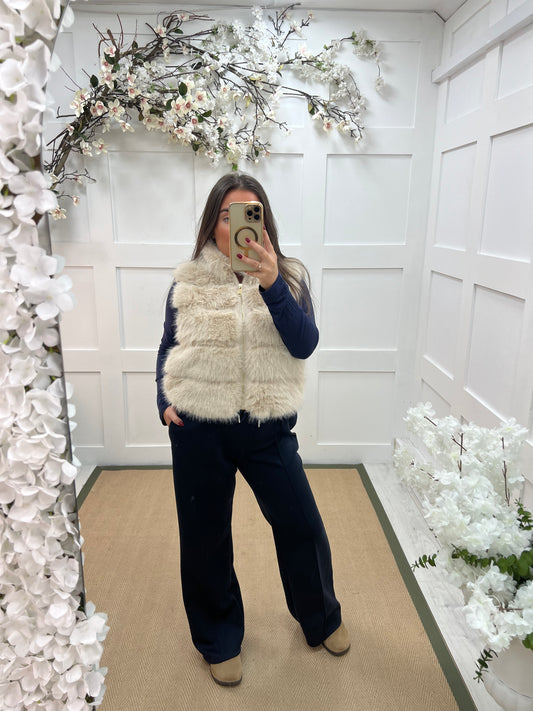 Kizzy: Cream zip up faux fur gilet. One size 8-14