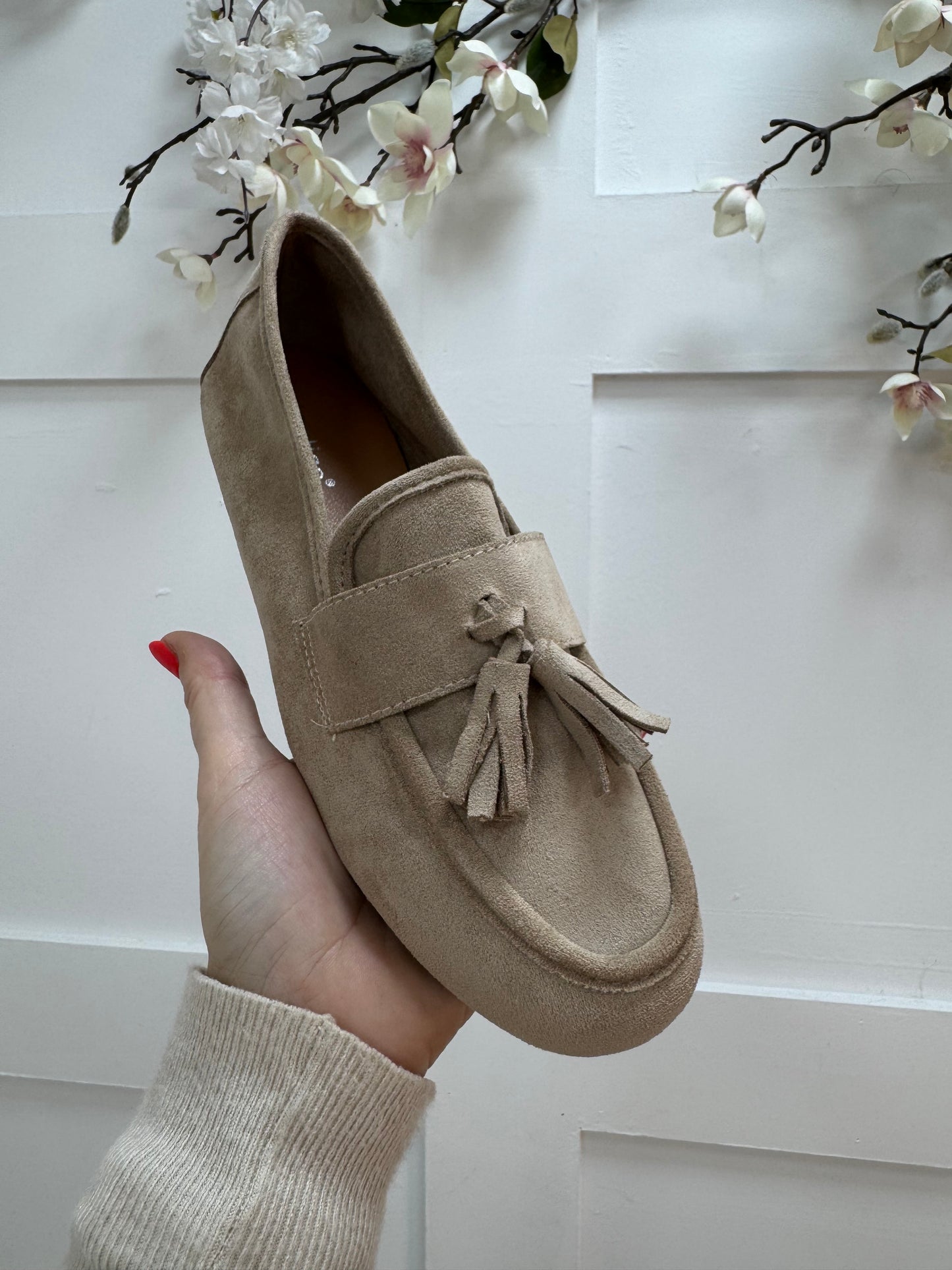 Lula: Beige suedette loafer. Sizes: 3-8