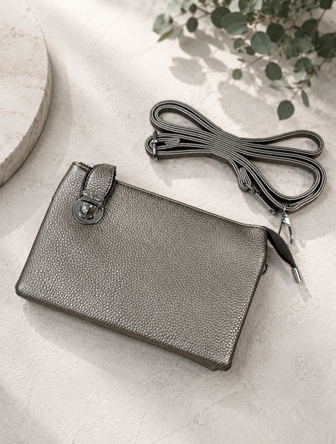 Britt 2: Three pocket crossbody bag with thin strap. Various colours