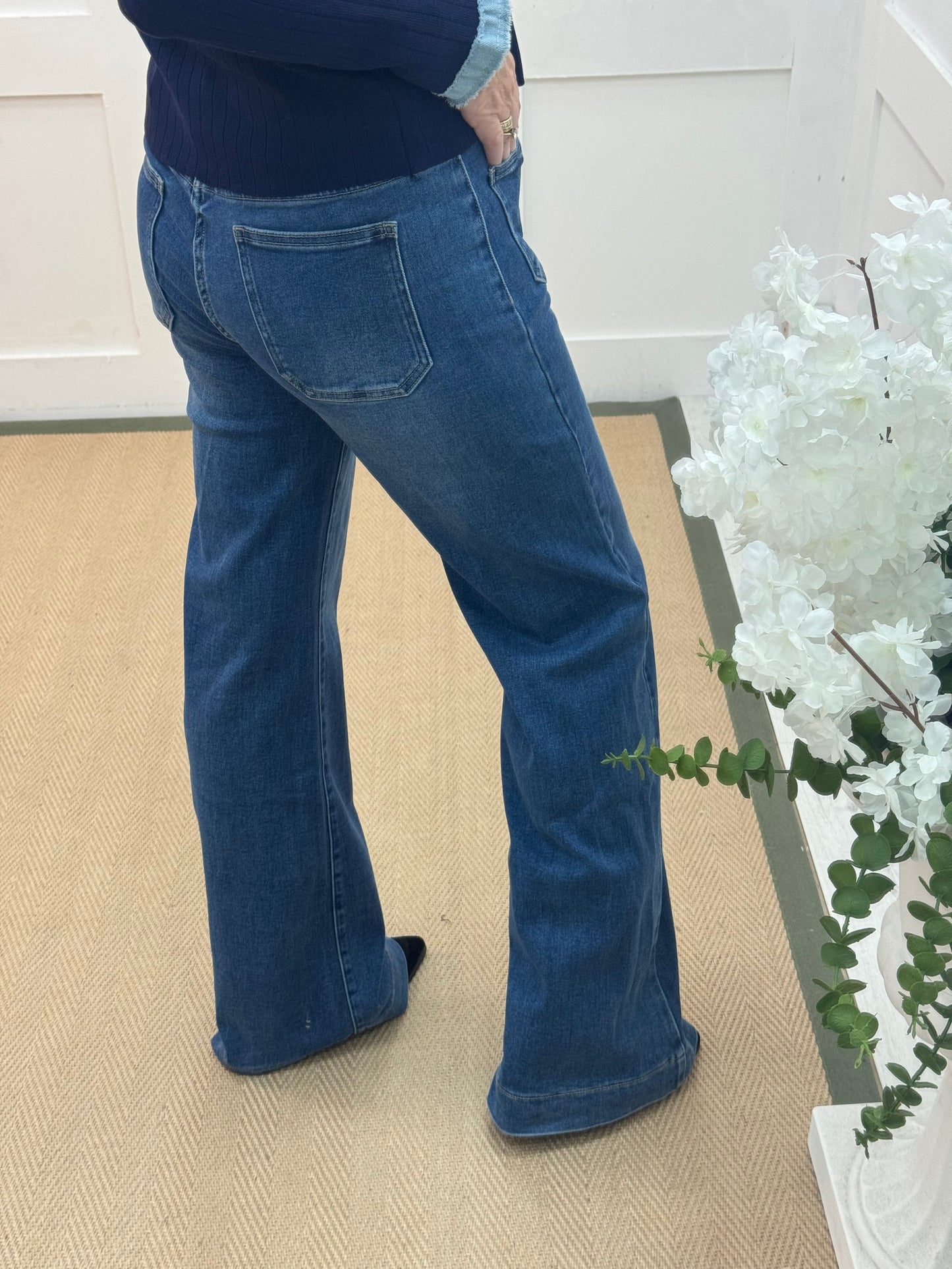 Jemma: Mid blue long leg front pocket jeans. Sizes: 8-14