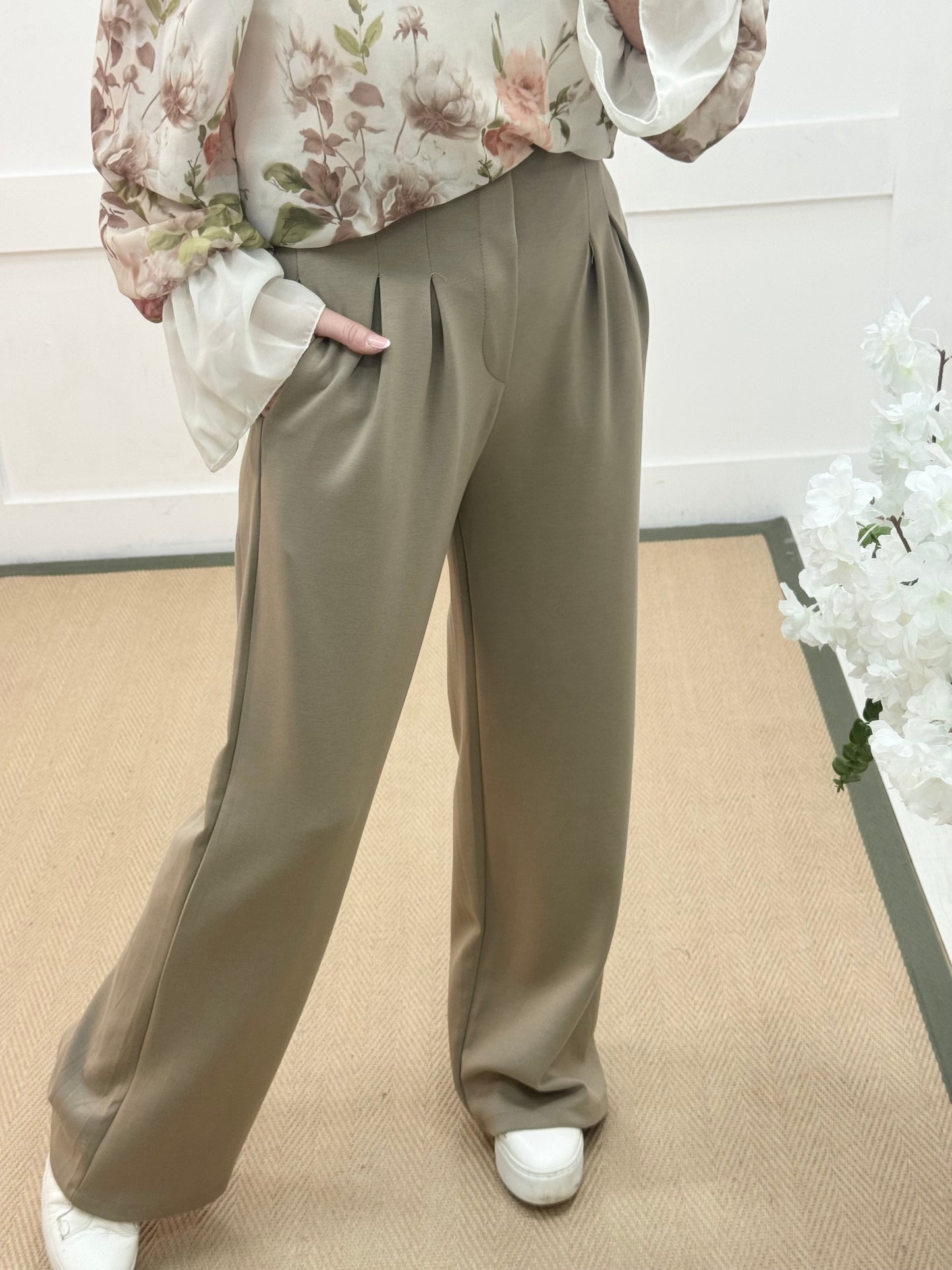 Tayla: Mocha high waisted pleated wide leg trousers. One size: 10-16