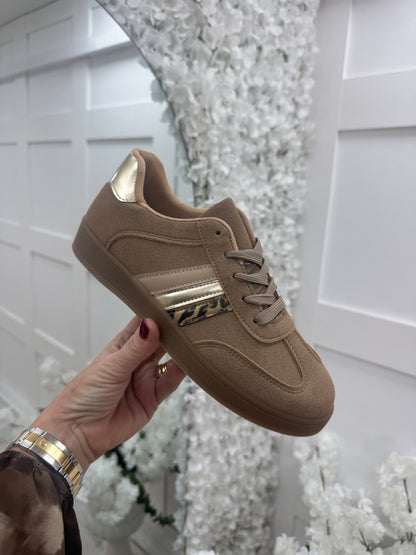 Ebba: Beige trainers with gold & leopard stripe. Sizes: 3-8