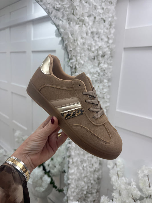 Ebba: Beige trainers with gold & leopard stripe. Sizes: 3-8