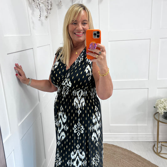 Orla: Stretchy sleeveless black & white maxi dress. One size 12-20