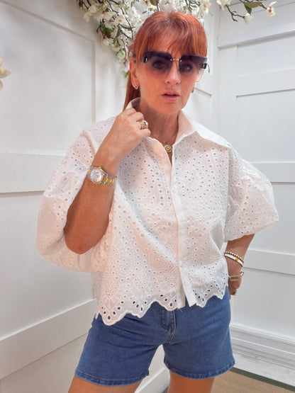 Beau: White broderie anglaise cropped shirt. One size: 10-16