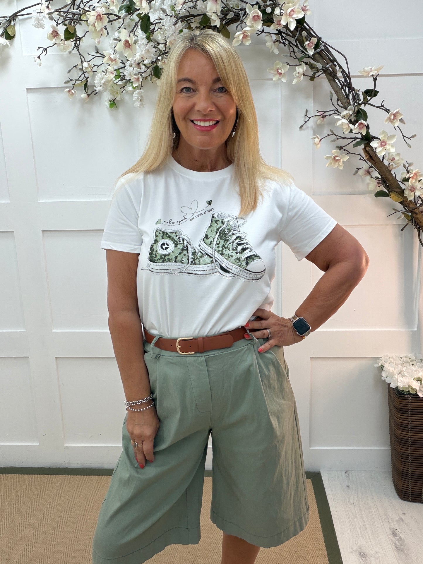 Stella: White & green diamanté sneakers T shirt. One size: 10-16