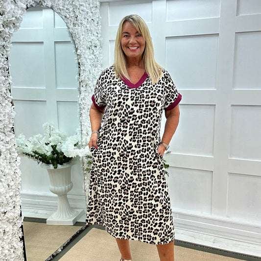 Luna: Burgundy trim leopard print dress with pockets. One size: 16-20