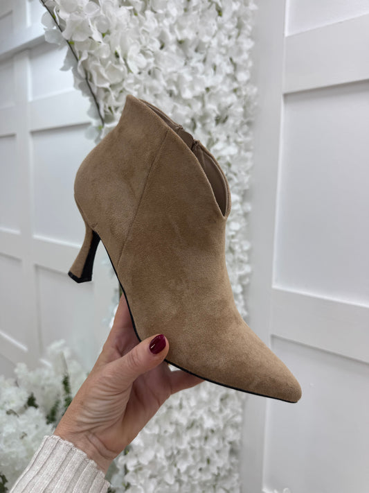 Zarah: Beige pointed ankle boots. Sizes: 3-8