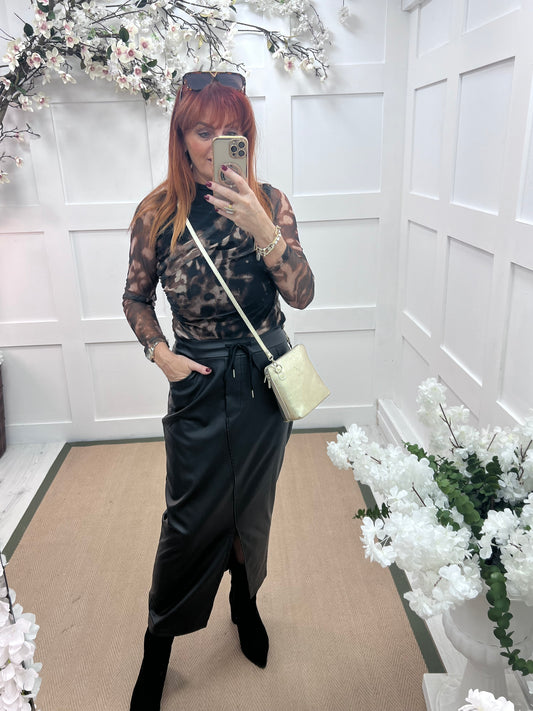 Fern: Black faux leather pencil skirt. One size: 10-16