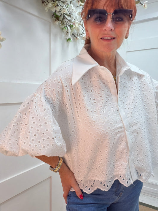 Beau: White broderie anglaise cropped shirt. One size: 10-16