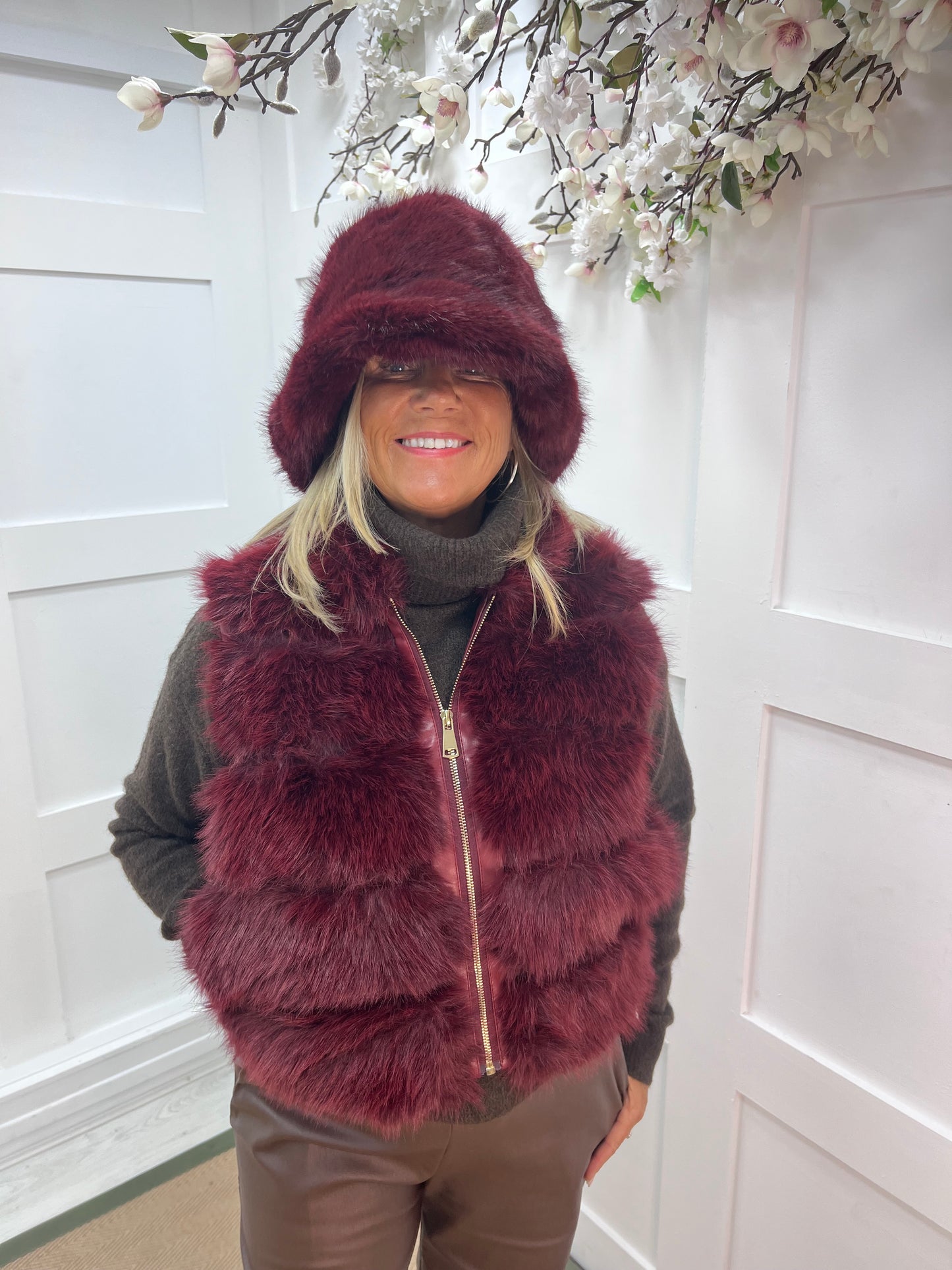 Faye: Burgundy faux fur bucket hat. Free size