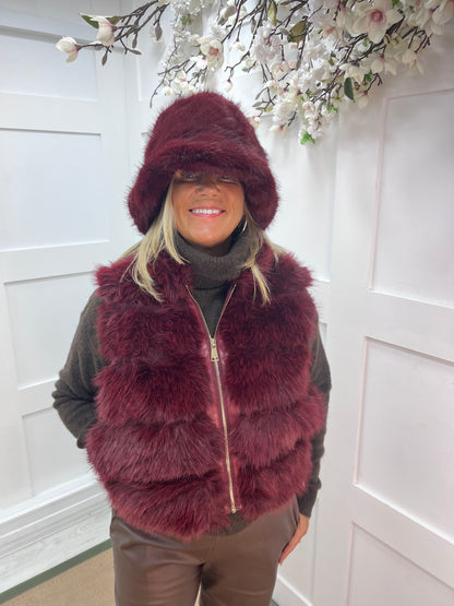 Faye: Burgundy faux fur bucket hat. Free size