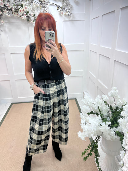 Ginny: Black and cream 3/4 barrel check trousers. One size 10-14/16