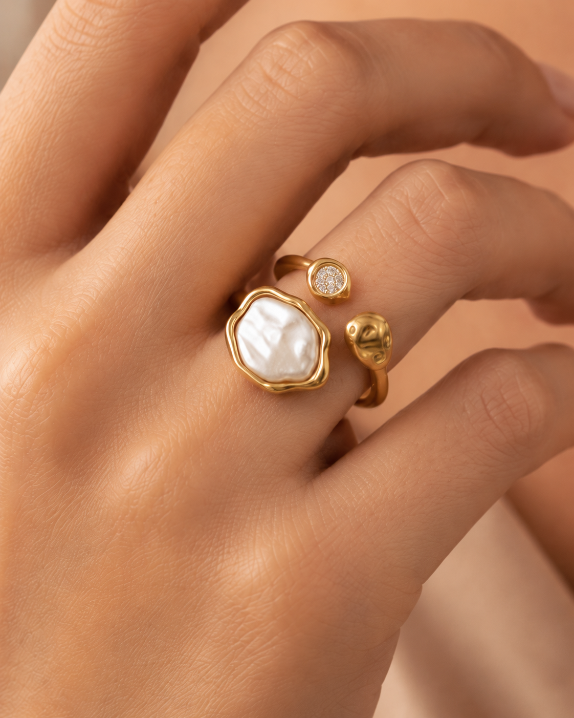 Perla: Gold and pearl statement ring