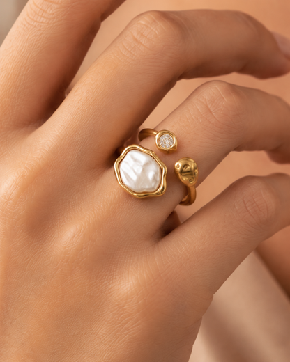 Perla: Gold and pearl statement ring
