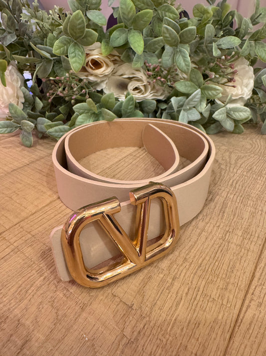 Valentina: Cream gold V buckle belt. One size: 8-16