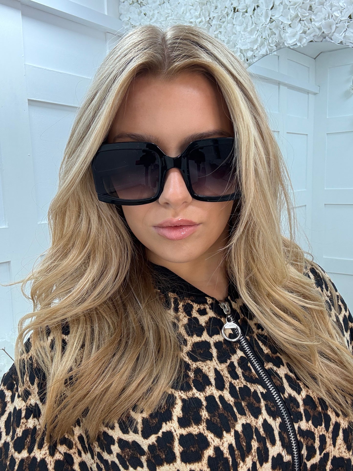 Riviera: Black oversized fashion sunglasses
