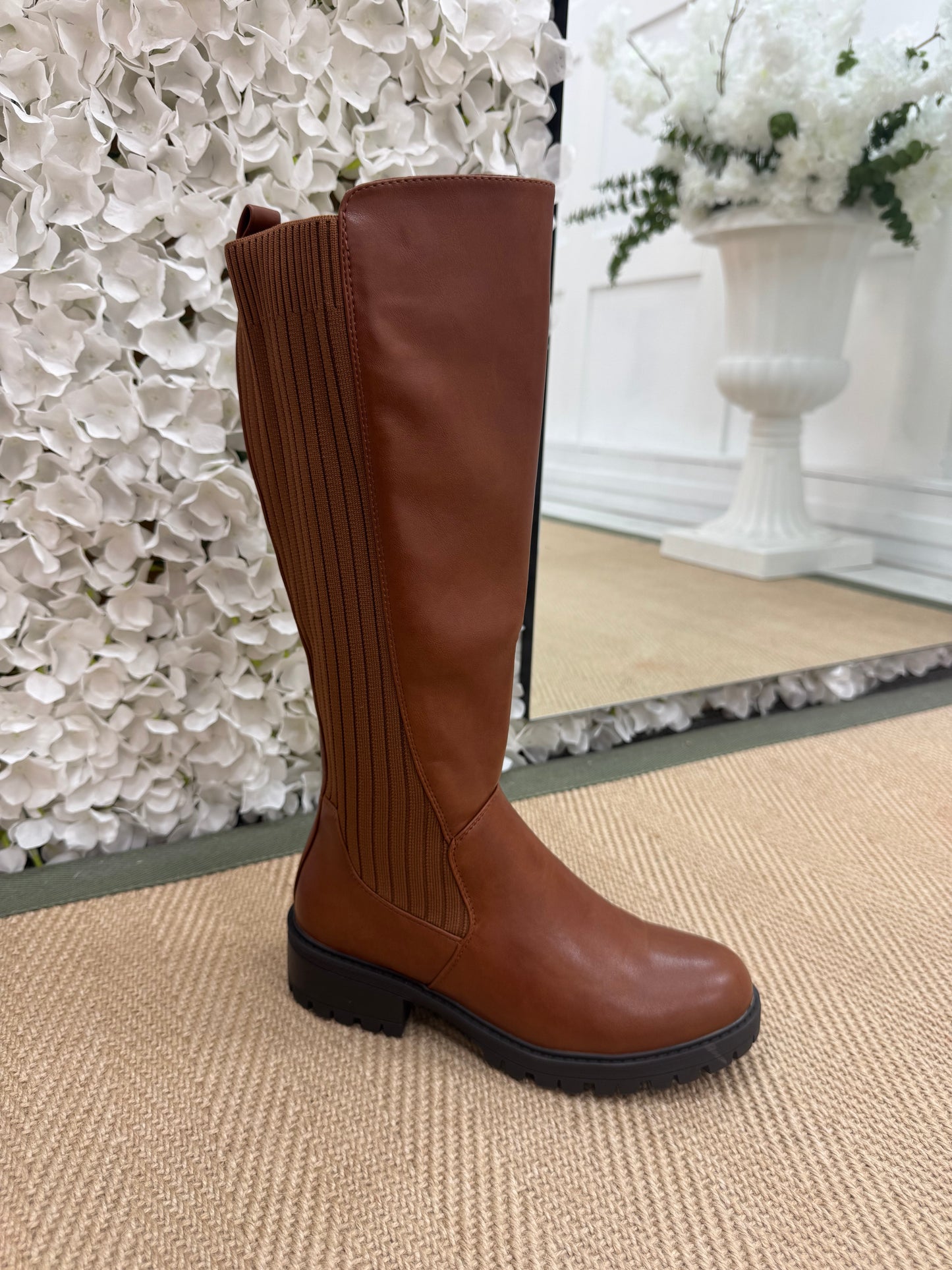 Trova: Tan stretchy knee high boots. Sizes 3-8