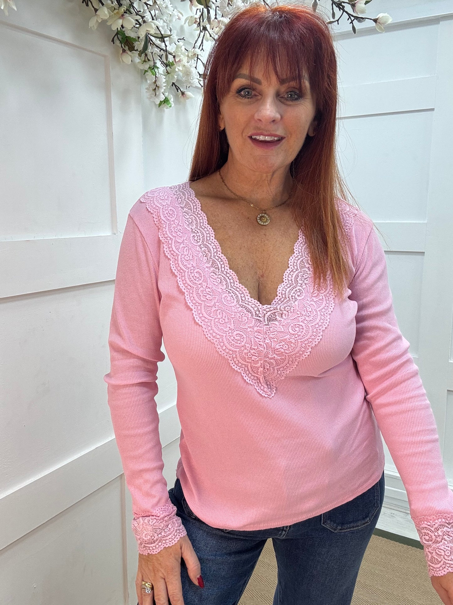 Leonie: Pink V neck lace ribbed top. One Sz: 12-16