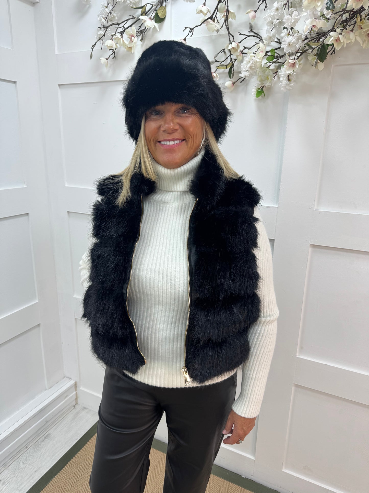 Kizzy: Black zip up faux fur gilet. One size 8-16