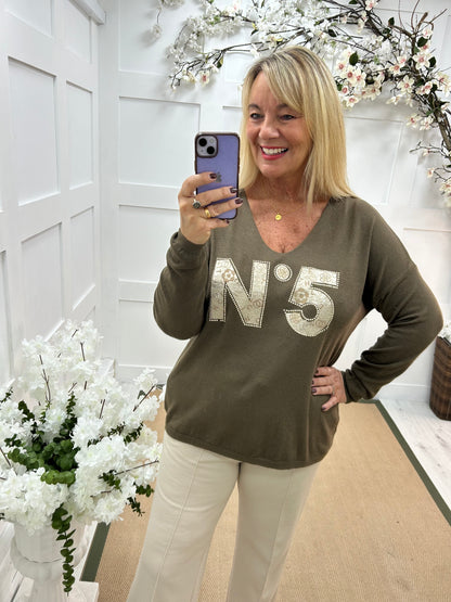 Cass: Brown V neck diamanté No5 knit top. One size: 14-20