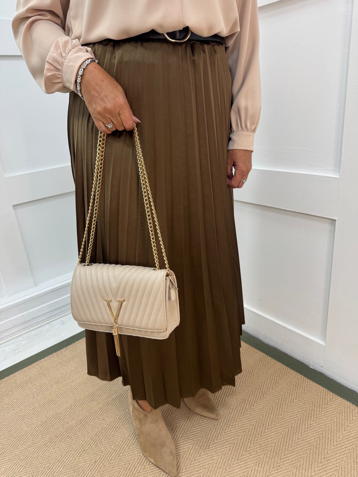 Clare: Beige quilted gold V evening bag