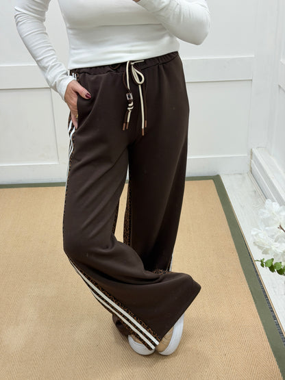 Lucy: Leopard print stretchy sports trousers. One size: 10-16. 2 colours
