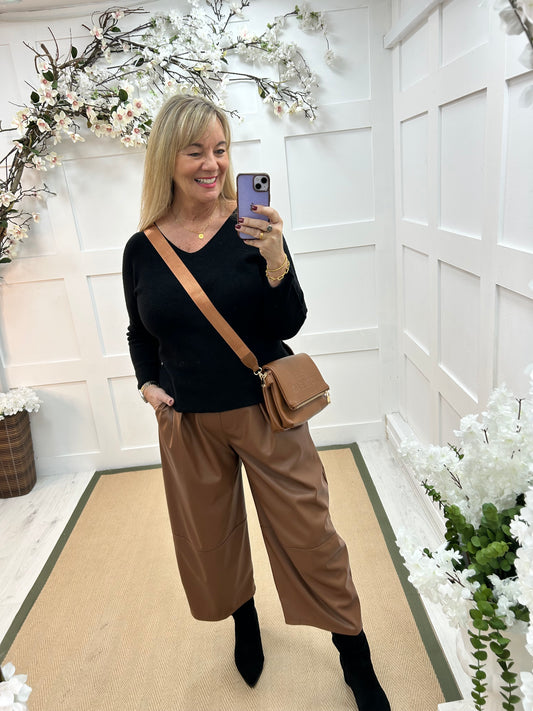 Mindy: Black plain V-neck long sleeve knit top. One size: 10-16/18