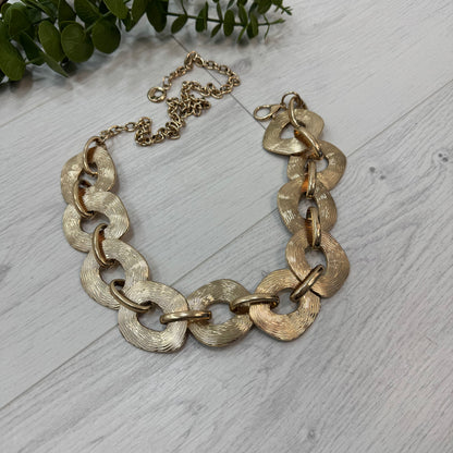 Fallon: Gold chain belt. One size: 8-18