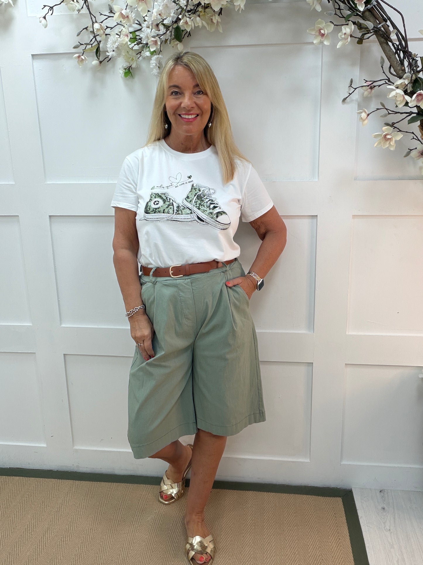 Stella: White & green diamanté sneakers T shirt. One size: 10-16