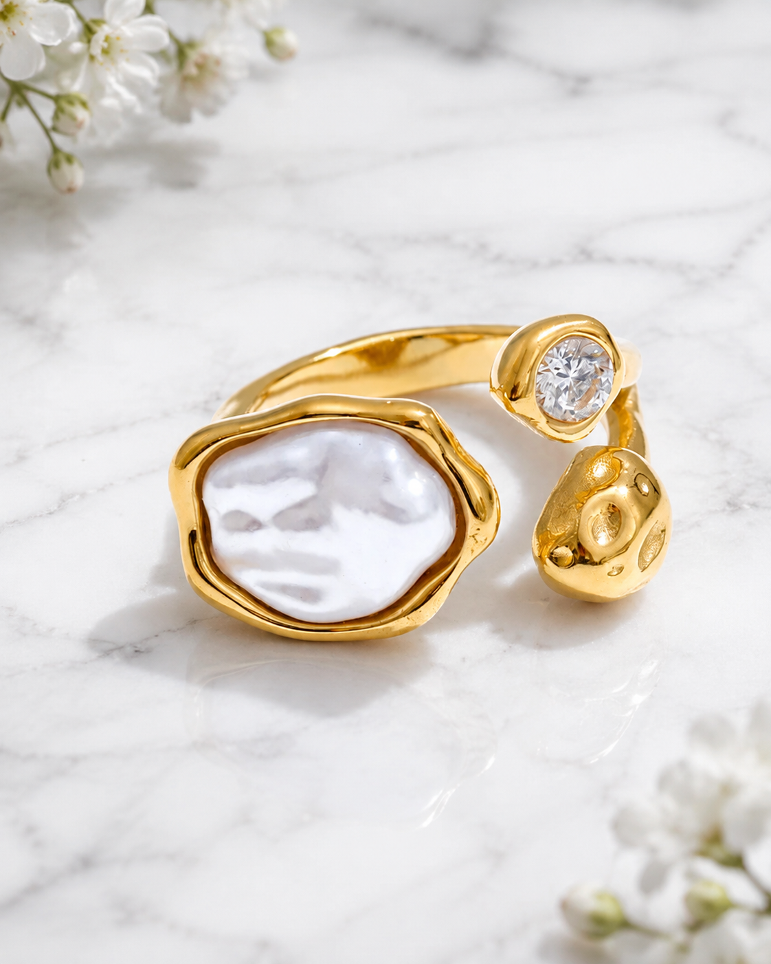 Perla: Gold and pearl statement ring