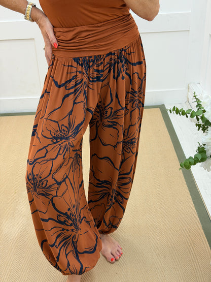Hollie: Harem leg floral printed trousers. One size: 10-18. 2 colours