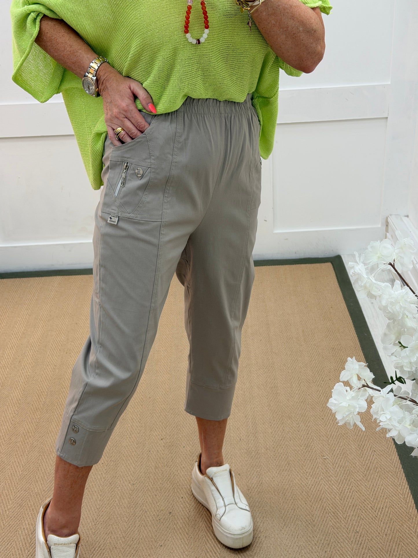 CJ: Stretchy magic capri trousers with zips. 5 Sizes: 10-18