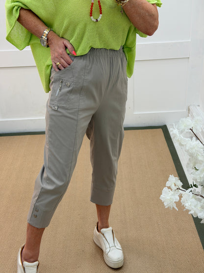CJ: Stretchy magic capri trousers with zips. 5 Sizes: 10-18