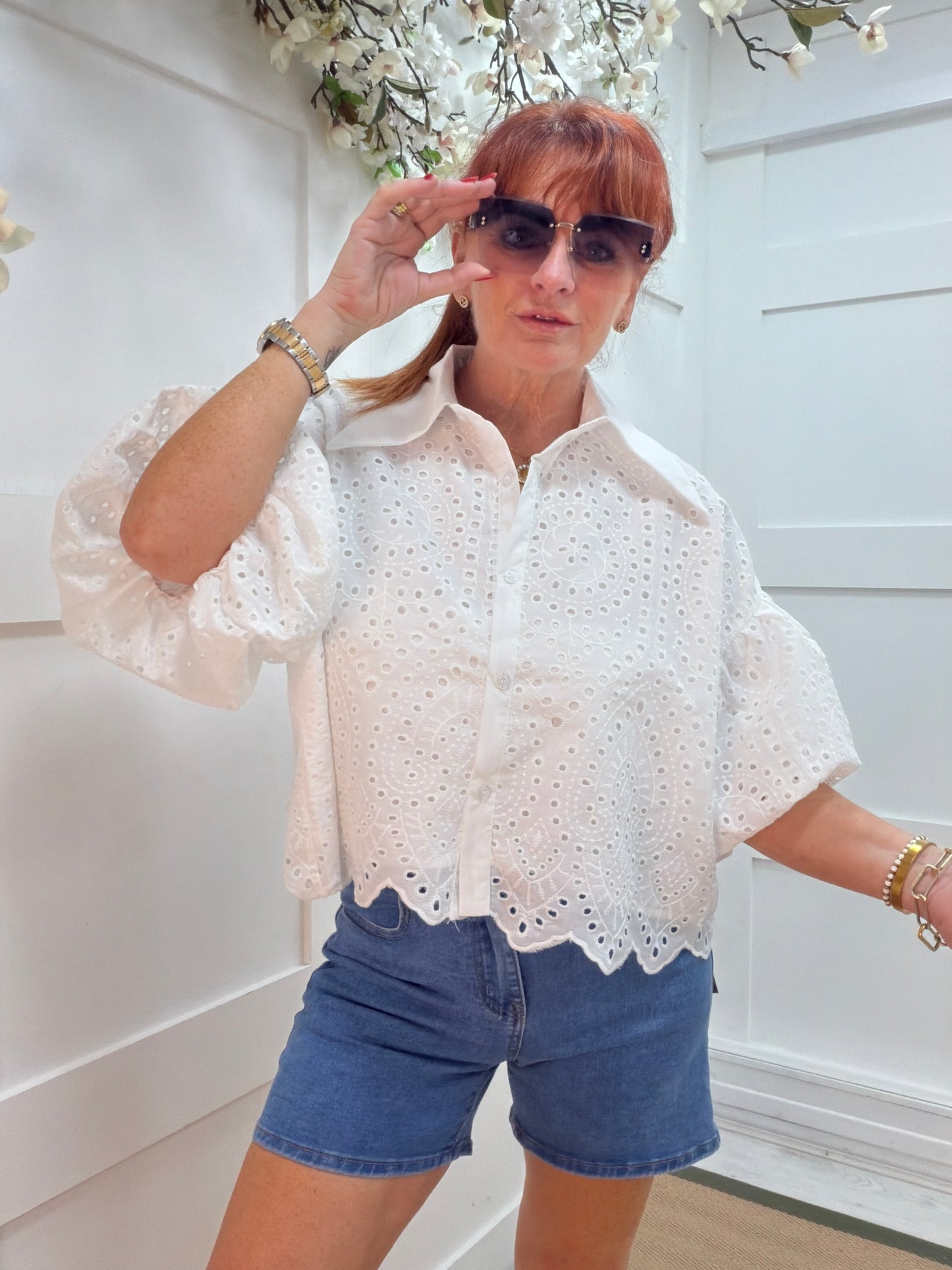 Beau: White broderie anglaise cropped shirt. One size: 10-16