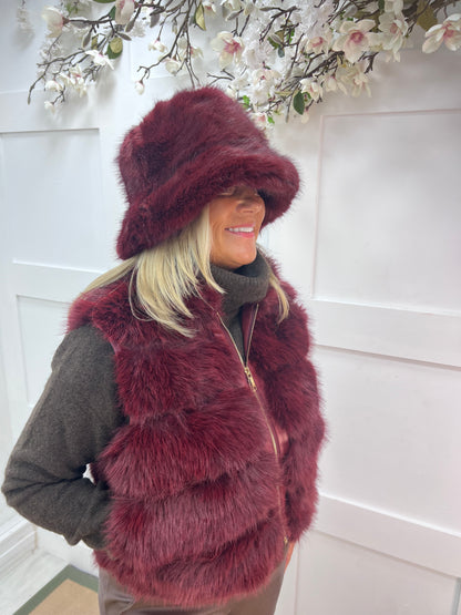 Faye: Burgundy faux fur bucket hat. Free size
