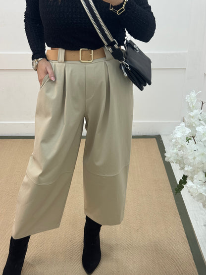 Ginny: Cream belted 3/4 barrel trousers . One size 10-16