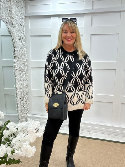 Macey: Black & cream pattern knit top. One size: 12-18