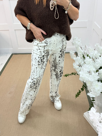 Libby: White & brown patterned jeans. Sizes: 10-20